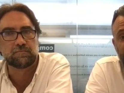 Pablo Guimón y Álvaro García, periodistas de EL PAÍS, conversan con un grupo de suscriptores del diario.