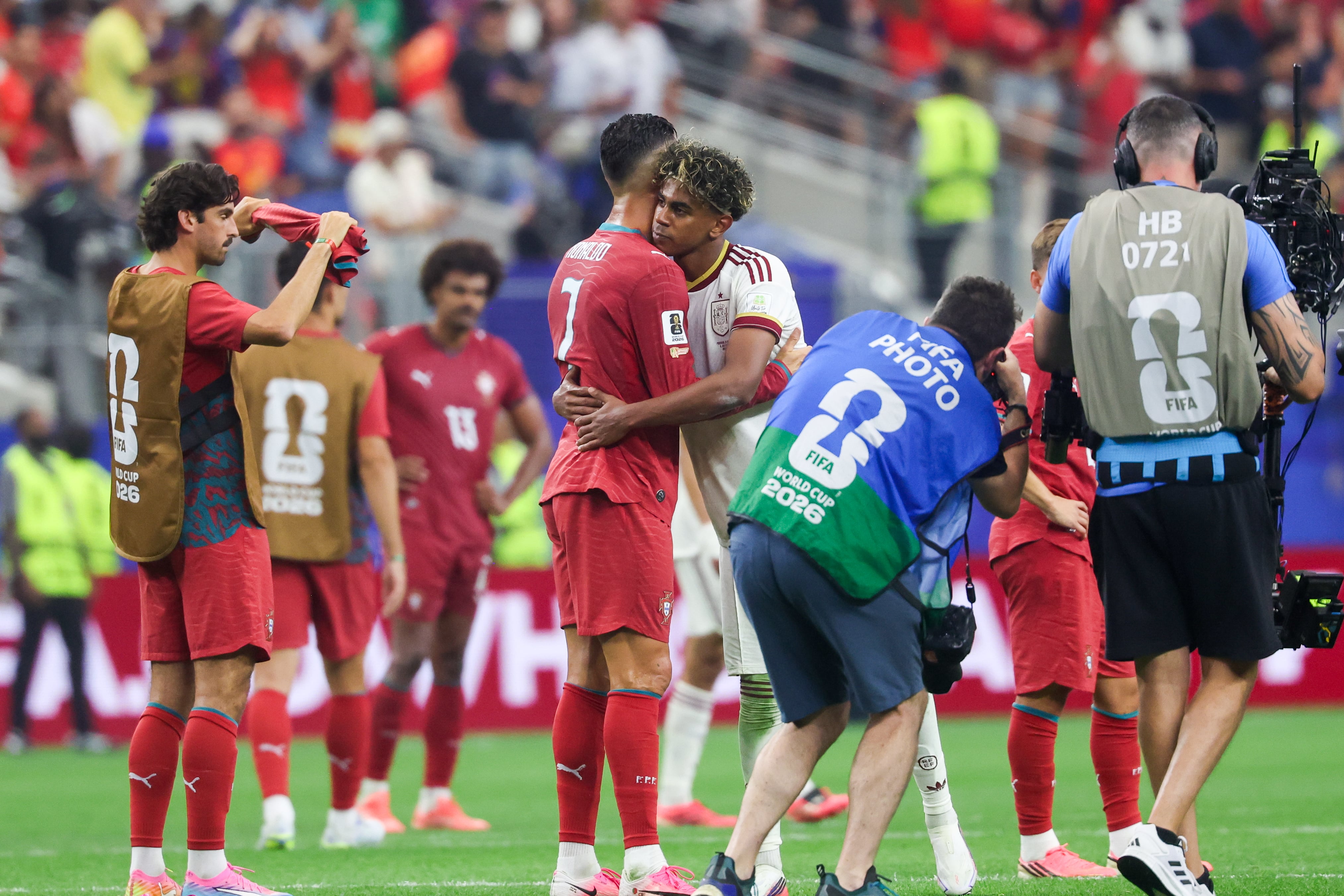 Lamine Yamal despide a Cristiano Ronaldo con un abrazo al final del partido. 