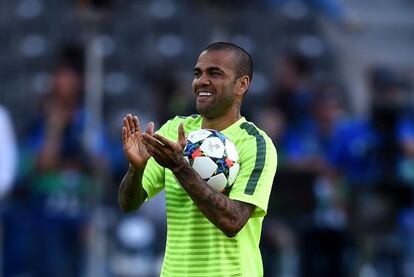 Daniel Alves durante um treino do Bar&ccedil;a.