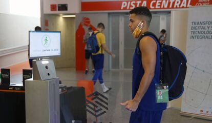 Un jugador entra en el pabellón