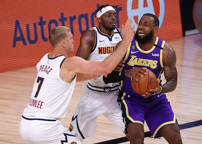 LeBron James, entre Plumlee y Grant en el partido entre los Lakers y los Nuggets en la madrugada de este domingo.