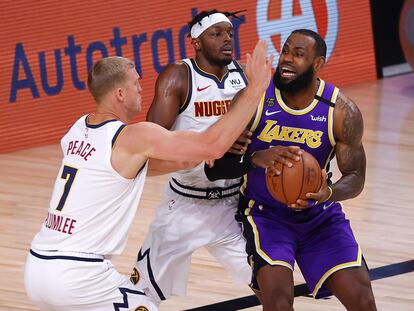 LeBron James, entre Plumlee y Grant en el partido entre los Lakers y los Nuggets en la madrugada de este domingo.