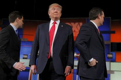 El magnate Donald Trump, a la cabeza en las primarias republicanas, junto a los candidatos Marco Rubio (i) y el senador Ted Cruz (d) antes del comienzo de un debate televisado en Charleston, Carolina del Sur, el 14 de enero de 2016.