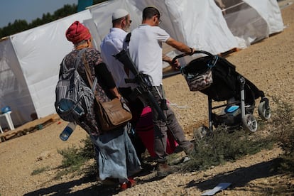 Los colonos israelíes, en el campamento instalado como protesta para reclamar la reocupación de la Franja, este lunes. 