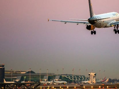 Un avión de Vueling toma tierra en el aeropuerto de Barcelona-El Prat.