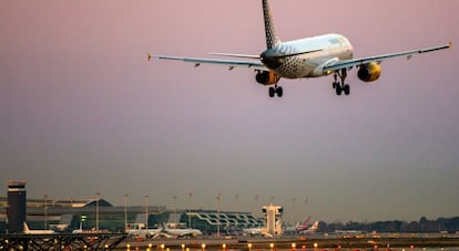 Un avión de Vueling toma tierra en el aeropuerto de Barcelona-El Prat.