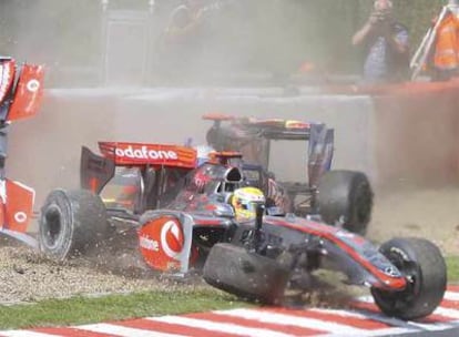 Lewis Hamilton en su coche destrozado tras un choque múltiple.
