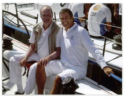 Una imagen de la colección propia de Javier Escobar, en la Copa del Rey de Vela de 2011, con Juan Carlos I. "Es el mejor comunicador que jamás ha tenido España", dice del Rey.