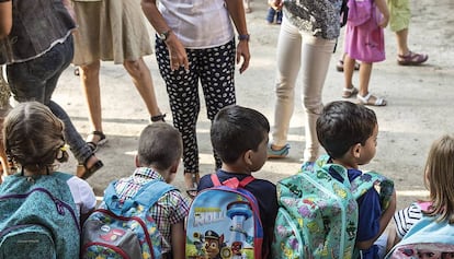 Niños a la entrada de un colegio de Barcelona.