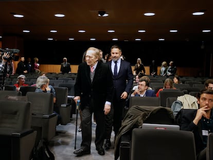 El candidato de la moción de censura, Ramón Tamames, con bastón, y el líder de Vox, Santiago Abascal, a su llegada a la rueda de prensa celebrada el jueves en el Congreso.