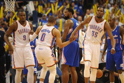 Westbrook, ayudado por Ibaka y Durant tras caer al suelo