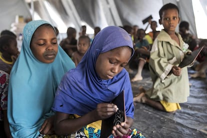 Mariam, de 14 años, y Rokiyatou, de 11, son desplazadas por el conflicto en Malí. Ambas discuten sus ejercicios en un centro educativo provisional de Unicef en el campamento oficial de desplazados internos de Socoura en la ciudad de Sévaré.