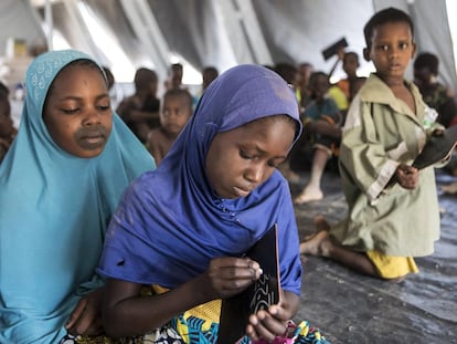 Mariam, de 14 años, y Rokiyatou, de 11, son desplazadas por el conflicto en Malí. Ambas discuten sus ejercicios en un centro educativo provisional de Unicef en el campamento oficial de desplazados internos de Socoura en la ciudad de Sévaré, el pasado noviembre.