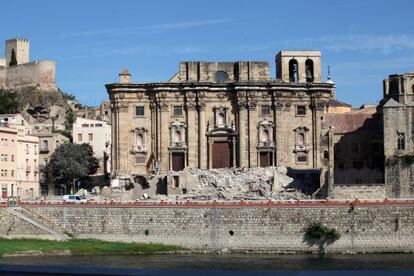 La catedral de Tortosa treu el cap a l'Ebre després de l'enderrocament de diversos edificis.