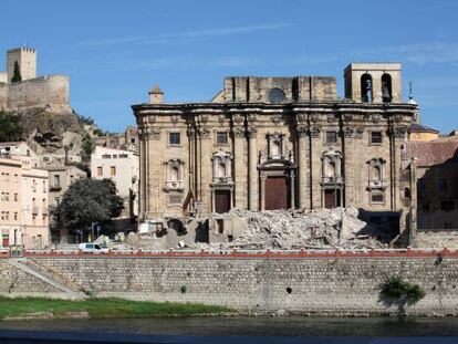 La catedral de Tortosa treu el cap a l'Ebre després de l'enderrocament de diversos edificis.