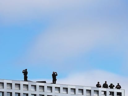 La policía vigila desde un tejado en el MIT, durante el funeral por el policía asesinado la semana pasada.