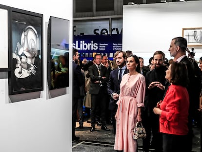 Los Reyes de España, junto a la directora de EL PAÍS, Pepa Bueno, y el artista invitado del periódico, Edgar Plans, en la inauguración de ARCO, el 23 de febrero de 2023.