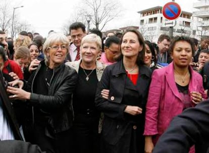 Ségolène Royal, segunda por la derecha, en un acto de campaña ayer en Lyon.