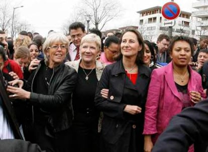 Ségolène Royal, segunda por la derecha, en un acto de campaña ayer en Lyon.