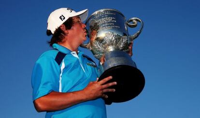 Jason Dufner besa el trofeo del PGA en Oak Hill.