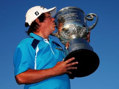 Jason Dufner besa el trofeo del PGA en Oak Hill.