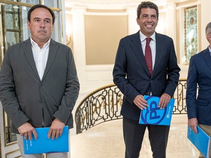 Carlos Mazón, en el centro, flanqueado por Juan Francisco Pérez Llorca, nuevo secretario general del PP, y el portavoz parlamentario, Miguel Barrachina, en las Cortes Valencianas, durante las negociaciones con Vox.