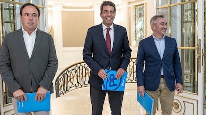 Juan Francisco Pérez Llorca, Carlos Mazón y Miguel Barrachina, a su llegada a la reunión con Vox este martes en Valencia. 