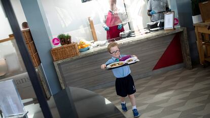 Un niño en el comedor de una escuela de Londres, en junio de 2020.