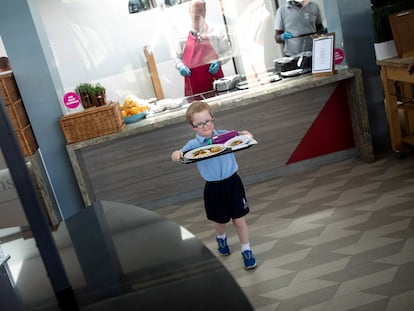 Un niño en el comedor de una escuela de Londres, en junio de 2020.