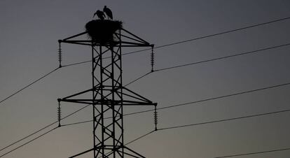 Torre de un tendido el&eacute;ctrico cercano a la Catedral de Pamplona. 