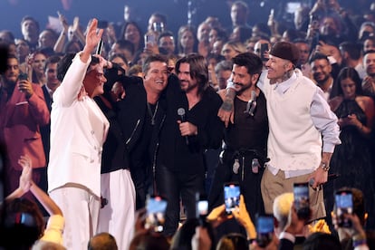 Carlos Vives, Fonseca, Sebastián Yatra, Juanes, Kapo y Camilo, durante uno de los momentos estelares de la noche, cantando con la Persona del Año.  