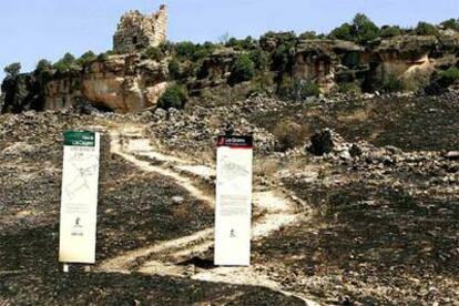 Entrada a la cueva de Los Casares, donde se inició el incendio el pasado sábado.