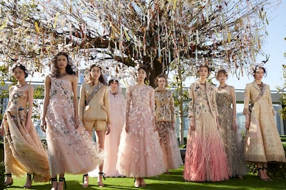 Colección primavera-verano 2017 de alta costura de Dior que la directora creativa, Maria Grazia Chiuri, presentó el 19 de abril en la terraza de la nueva 'boutique' de la firma en el distrito de Ginza en Tokio. 