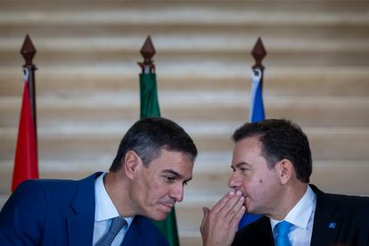 El presidente del Gobierno, Pedro Sánchez, y el primer ministro de Portugal, Luis Montenegro, durante la cumbre hispanolusa celebrada este miércoles en Faro.
