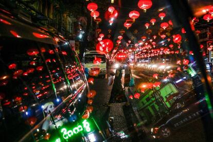 Dos mujer caminan bajo linternas decorativas con motivo del Año Nuevo Chino, en el distrito de Chinatown en Yangon (China).