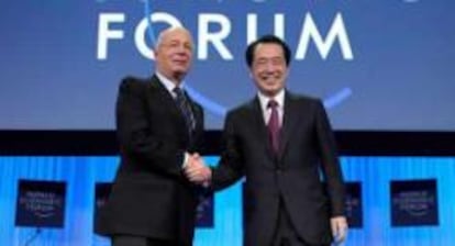 El primer ministro japonés Naoto Kan estrecha la mano del fundador del Forod de Davos, Klaus Schwab.