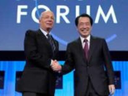 El primer ministro japonés Naoto Kan estrecha la mano del fundador del Forod de Davos, Klaus Schwab.