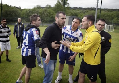 Lucas Pérez intenta calmar a los aficionados.