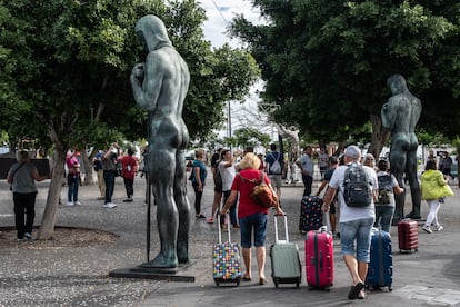 Turistas en torno al 'Monumento a los Caídos', en la Plaza de España de Santa Cruz de Tenerife, el pasado 24 de noviembre.