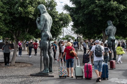 Turistas en torno al 'Monumento a los Caídos', en la Plaza de España de Santa Cruz de Tenerife, el pasado 24 de noviembre. 