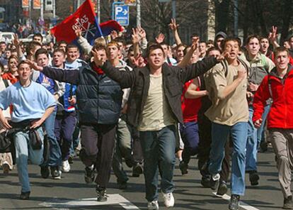 Jóvenes de Belgrado se manifiestan, ayer, alzando los tres dedos símbolo de los ortodoxos serbios en protesta por los enfrentamientos en Kosovo.
