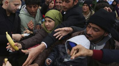 Migrantes y refugiados en el puerto del Pireo (Grecia), este martes.