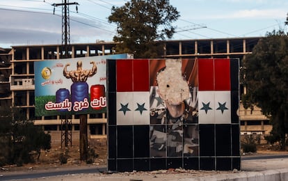 Un mural con la imagen de Bachar el Asad en una carretera de Siria.