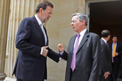 Mariano Rajoy conversa ayer con Álvaro Uribe, tras la reunión que mantuvieron en el palacio de Nariño.