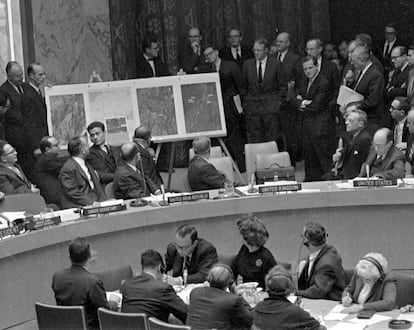 El embajador de EE UU ante la ONU, Adlai Stevenson (d), comenta las fotografías aéreas mostradas durante una sesión de emergencia del Consejo de Seguridad, convocado para tratar sobre la crisis de los misiles soviéticos con destino a Cuba, imágenes que supuestamente probarían que Cuba ha dispuesto los emplazamientos y otras infraestructuras para acoger dichos misiles, el 25 de noviembre de 1962.