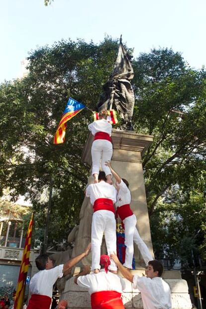 Castellers y ofrenda floral frente al monumento a Rafael de Casanova.