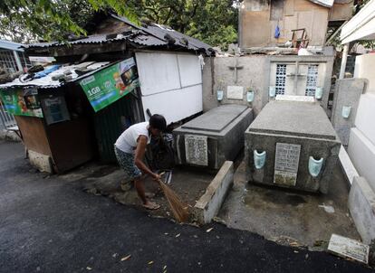 Los residentes ganan sustento llevando ataúdes durante los ritos funerarios, reparando y pintando tumbas, recogiendo materiales reciclables y vendiendo velas y flores.