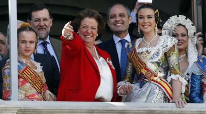 Mariano Rajoy, Rita Barberá y Francisco Camps acompañados de las falleras en el balcón del Ayuntamiento durante la 'mascletà' de las Fallas 2011.