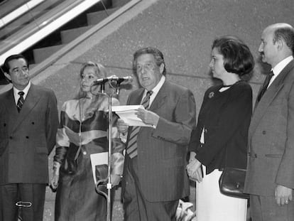 Octavio Paz, durante su homenaje el 27 de marzo de 1990, junto a su esposa y el presidente Carlos Salinas de Gortari
