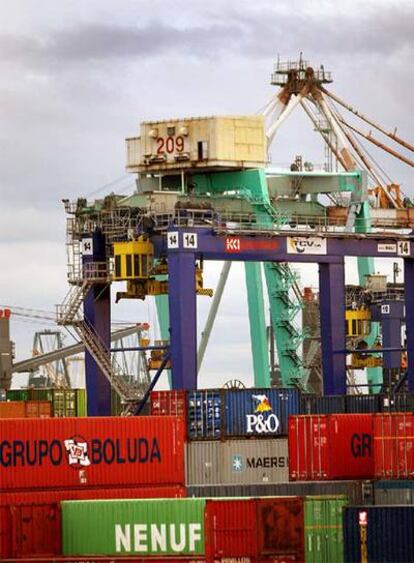 Una de las grúas pórtico del puerto de Valencia rodeada de contenedores, ayer.